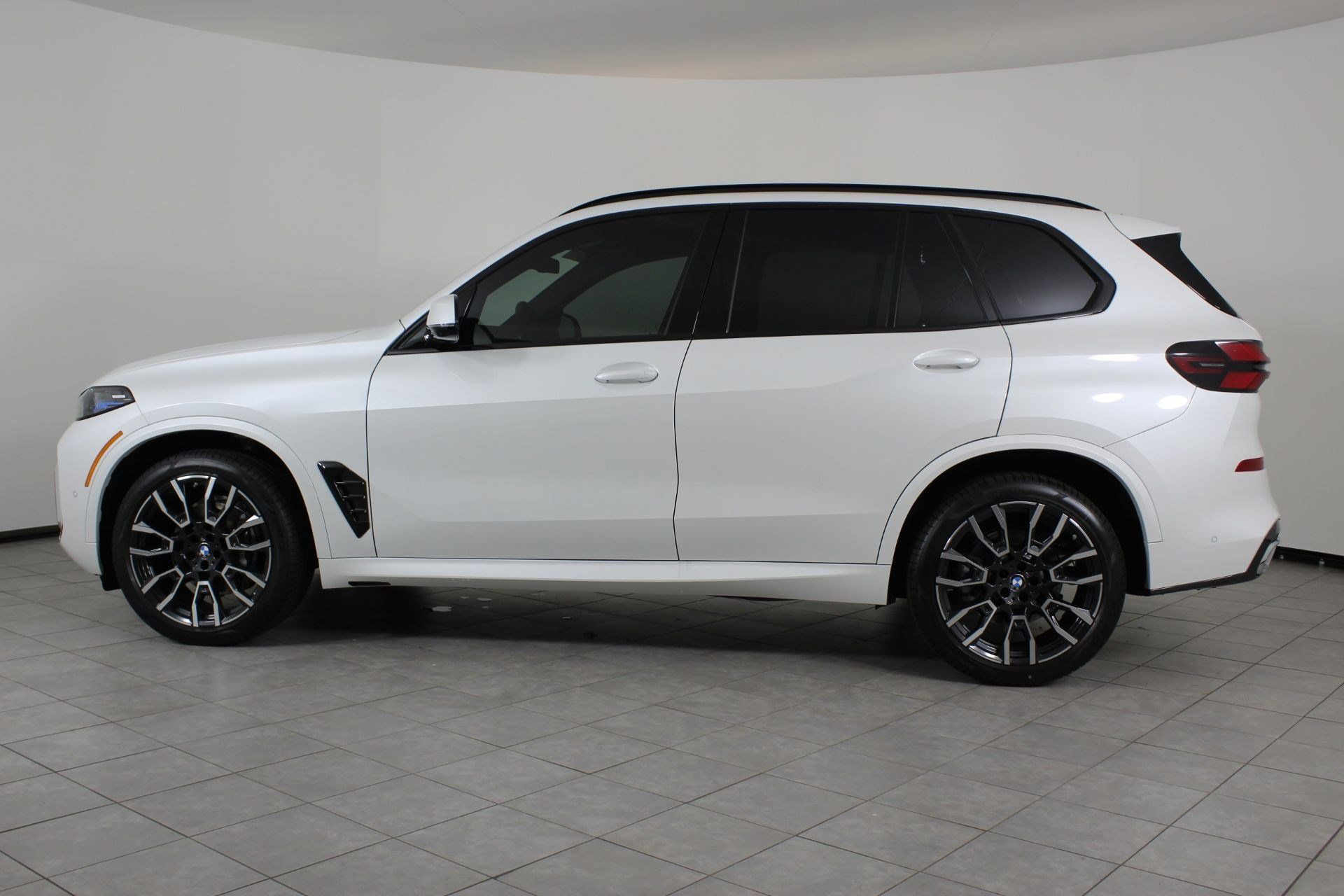 Used 2026 BMW X5 xDrive40i w/ M Sport Package AWD/4WD image 2