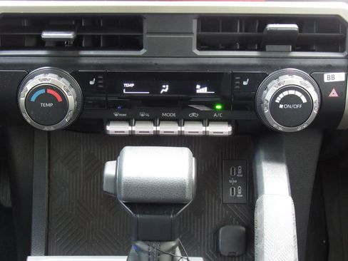 Certified 2025 Toyota Tacoma SR5 AWD/4WD image 30