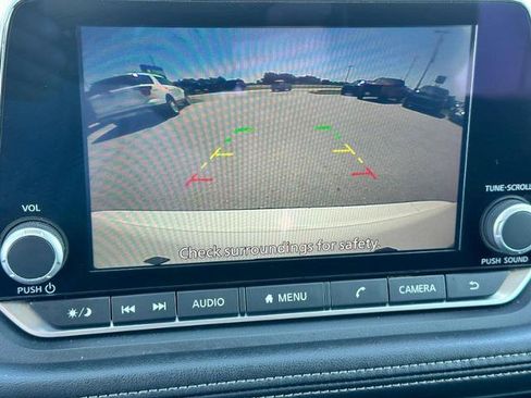 Used 2024 Nissan Rogue S FWD image 21