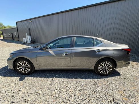 Used 2025 Nissan Altima 2.5 SV FWD image 10