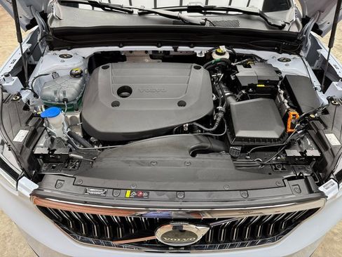Used 2025 Volvo XC40 B5 Core image 27