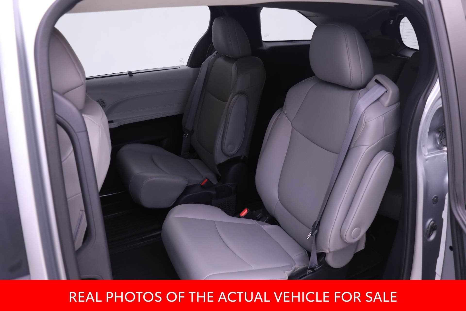 Used 2025 Toyota Sienna XLE FWD image 9