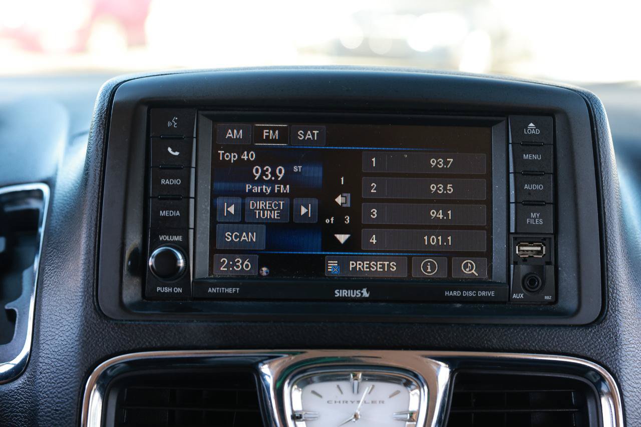 Used 2015 Chrysler Town & Country Touring FWD image 33