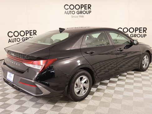Used 2024 Hyundai Elantra SE FWD image 19