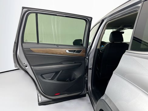 Used 2025 Volkswagen Atlas SE image 25