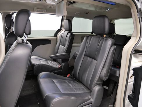 Used 2014 Chrysler Town & Country Touring FWD image 11