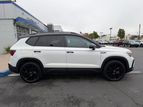 Used 2024 Volkswagen Taos SE AWD/4WD image 2
