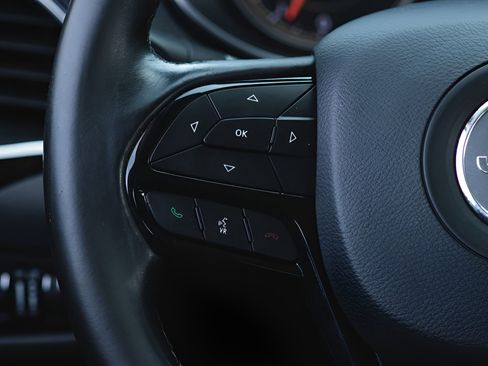 Used 2019 Jeep Cherokee Latitude Plus image 18