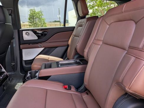 Used 2026 Lincoln Aviator Reserve w/ Luxury Package RWD image 16