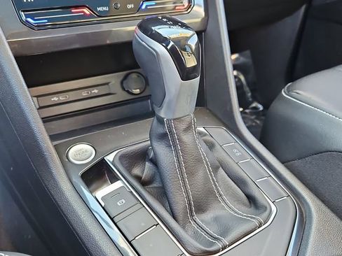 Used 2023 Volkswagen Tiguan SE w/ Panoramic Sunroof Package image 23