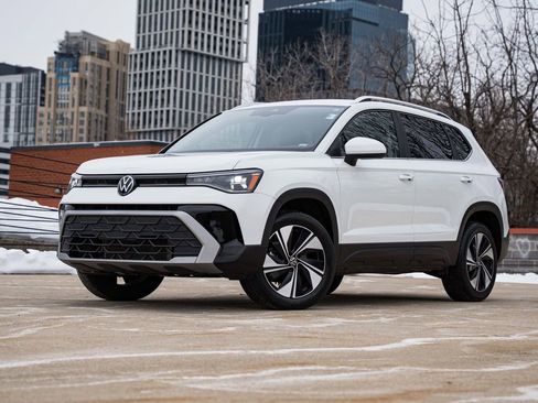 Certified 2025 Volkswagen Taos SE image 1