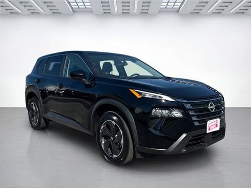 Used 2024 Nissan Rogue SV image 2