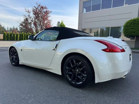 Used 2015 Nissan 370Z Roadster RWD image 7
