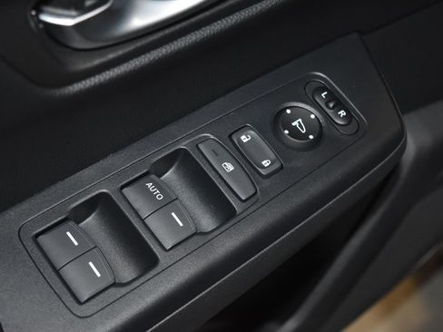 Used 2023 Honda CR-V LX image 5