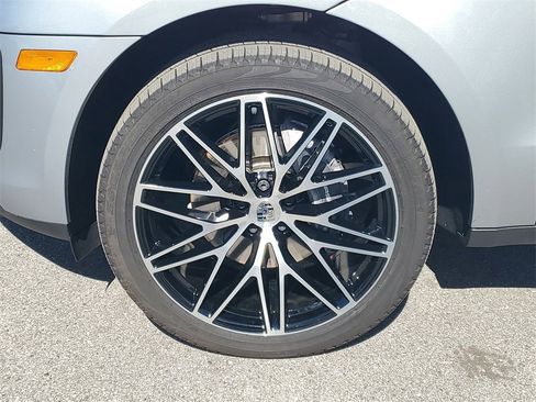 Used 2025 Porsche Macan image 11