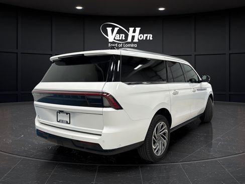 Used 2025 Lincoln Navigator L Reserve AWD/4WD image 7