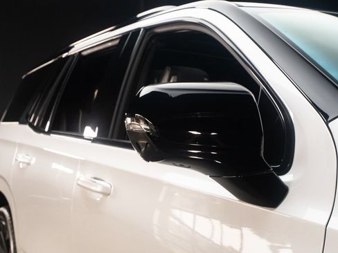 Used 2025 Cadillac Escalade V AWD/4WD image 13