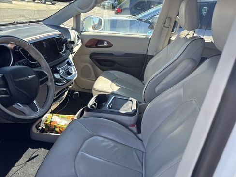 Used 2020 Chrysler Pacifica Limited image 19