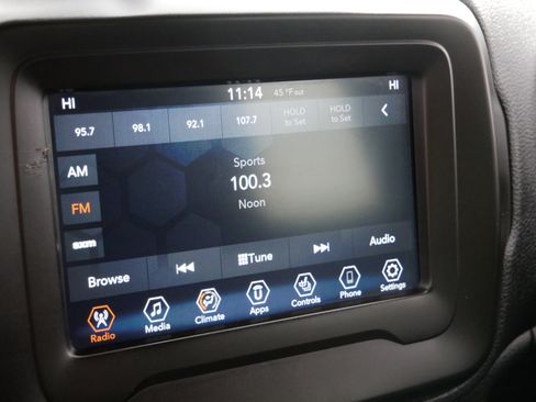 Used 2019 Jeep Renegade Latitude w/ Cold Weather Group image 18