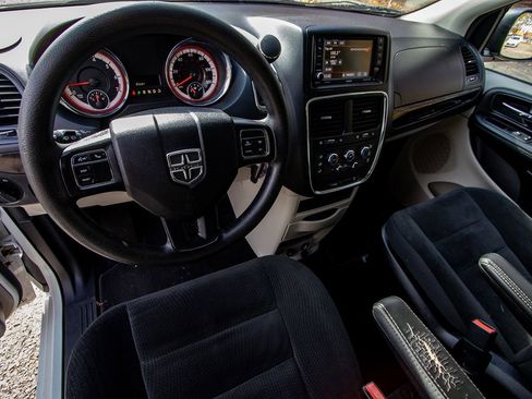 Used 2019 Dodge Grand Caravan SE w/ UConnect Hands-Free Group image 12