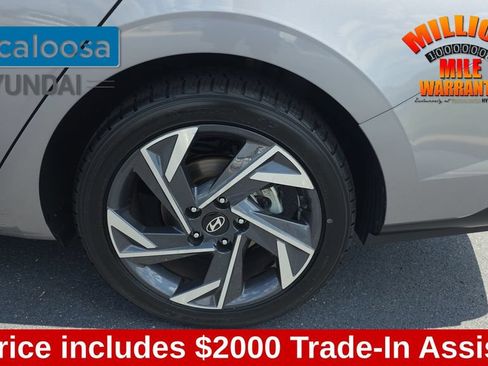 Used 2025 Hyundai Elantra Limited FWD image 11