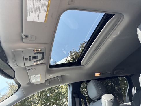 Used 2025 Toyota Sienna XLE FWD image 38