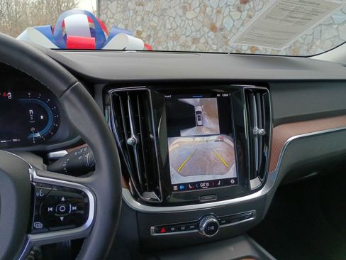 Used 2025 Volvo V60 B5 Cross Country Plus image 31