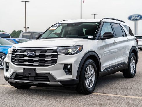 Certified 2026 Ford Explorer Active w/ Active Comfort Package RWD image 3