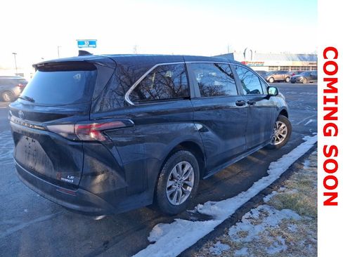 Used 2024 Toyota Sienna LE image 4