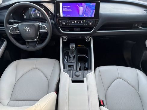 Used 2025 Toyota Grand Highlander AWD image 11