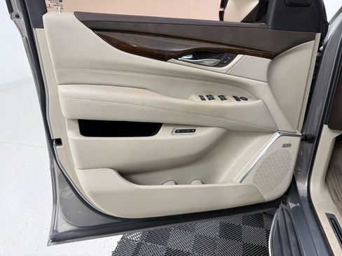 Used 2017 Cadillac Escalade Luxury image 11
