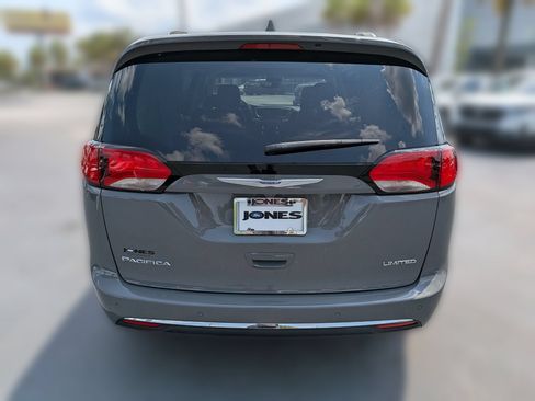 Used 2020 Chrysler Pacifica Limited w/ Tire & Wheel Group FWD image 6