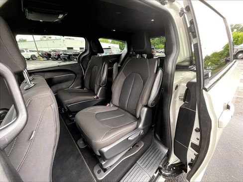 Used 2021 Chrysler Pacifica Touring w/ S Appearance Package FWD image 14