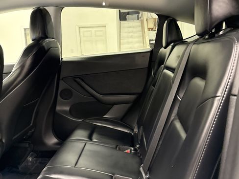 Used 2021 Tesla Model Y Long Range image 10