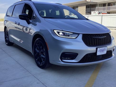 Used 2026 Chrysler Pacifica Select w/ S Appearance Package FWD image 3