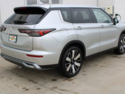 Used 2025 Mitsubishi Outlander SE image 6