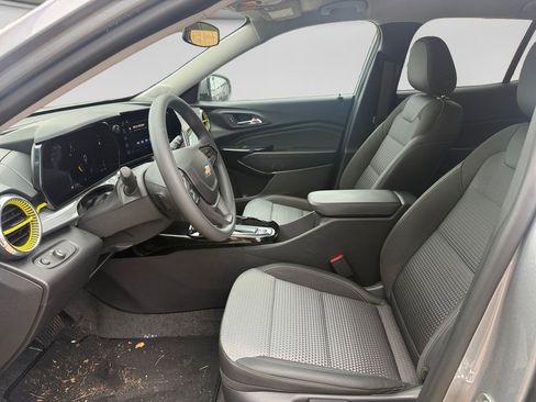Used 2025 Chevrolet Trax LT FWD image 22