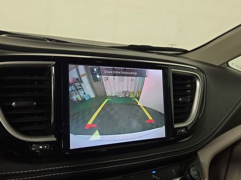 Used 2024 Chrysler Pacifica Limited FWD image 19