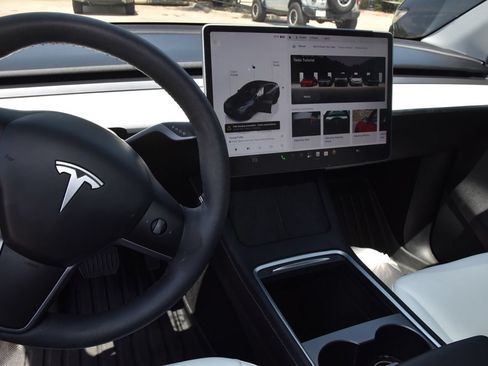 Used 2025 Tesla Model Y Long Range AWD/4WD image 8
