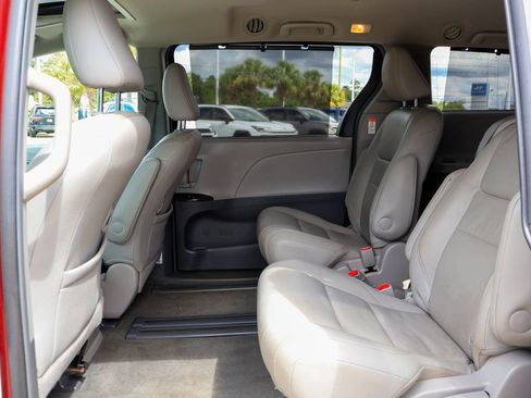 Used 2016 Toyota Sienna XLE FWD image 11