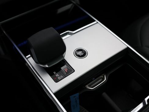 Used 2025 Land Rover Range Rover SE image 19