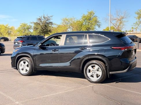 Used 2024 Toyota Highlander LE AWD/4WD image 4