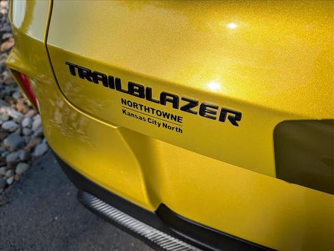 Used 2023 Chevrolet TrailBlazer RS w/ Sun and Liftgate Package FWD image 18