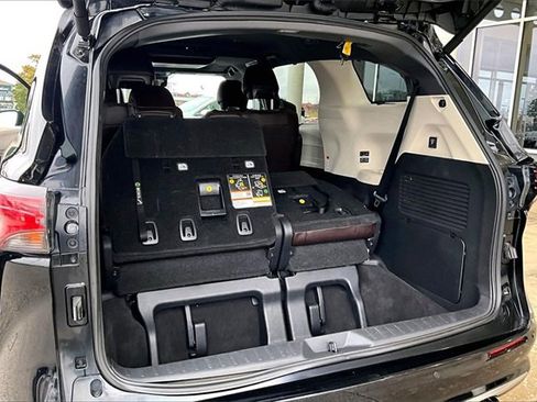 Used 2022 Toyota Sienna Platinum image 32