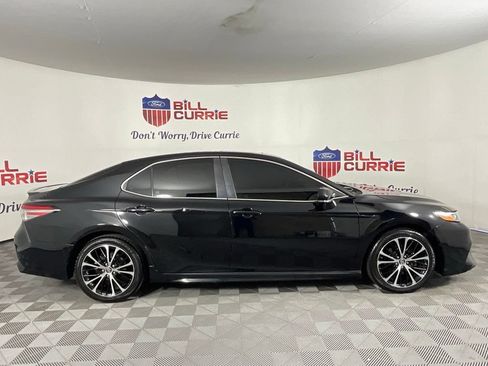 Used 2018 Toyota Camry SE w/ Moonroof Package FWD image 2