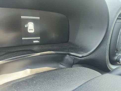 Certified 2025 Kia Soul LX w/ LX Technology Package FWD image 3