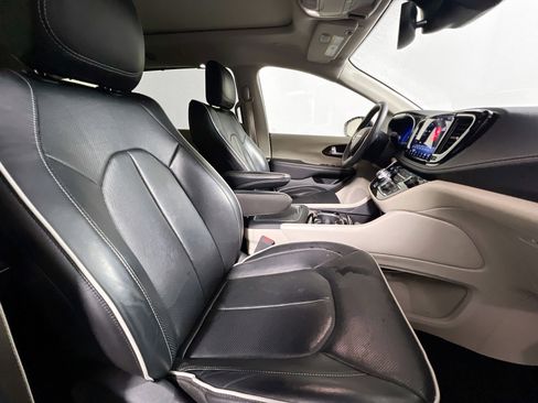 Used 2023 Chrysler Pacifica Limited FWD image 31