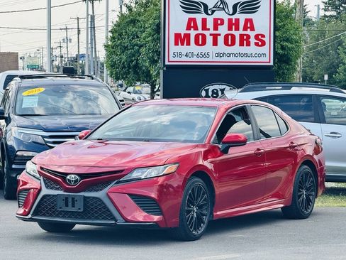 Used 2019 Toyota Camry SE FWD image 3