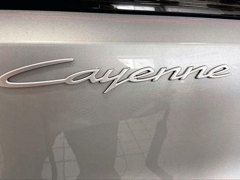 Used 2025 Porsche Cayenne AWD/4WD image 19