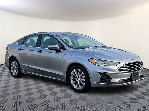 Used 2020 Ford Fusion SE image 3